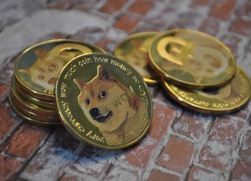 Dogecoin (DOGE), Shiba Inu (SHIB), y Pepe (PEPE) cotizan en rojo a medida que la venta masiva en el mercado gana tracción.